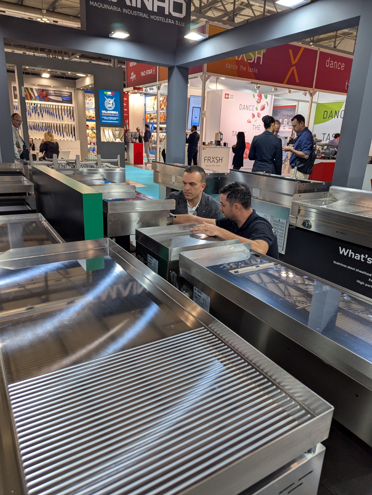 Silviu cofondator Food Gear Romania inspectand echipamente profesionale la HOST Milano 2025 - specialist service si mentenanta echipamente HoReCa