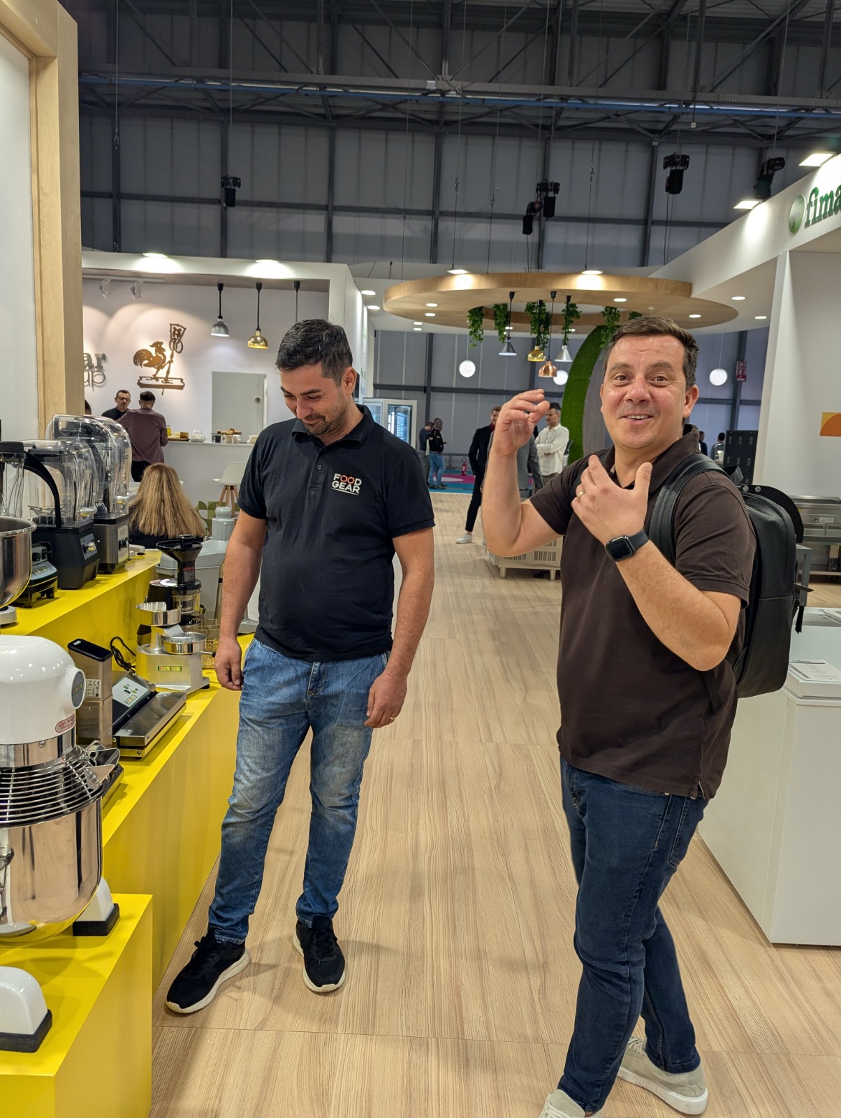 Valeriu cofondator Food Gear Romania explicand la ce sa fim atenti cand alegem furnizorii de echipamente HoReCa - consultant specialist bucatarii profesionale